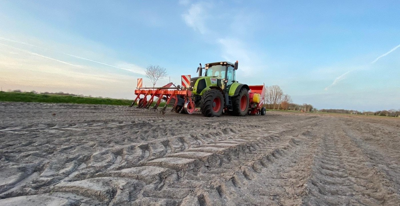 Trecker mit Grubber.jpg