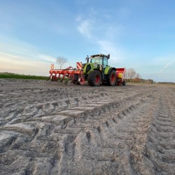 Trecker mit Grubber.jpg