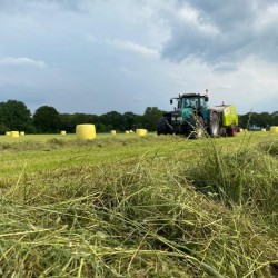 Trecker mit Heuballen.jpg